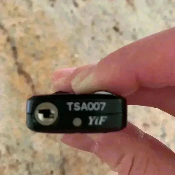 TSA 4 Dial Combination Lock - Picture 3 of 4